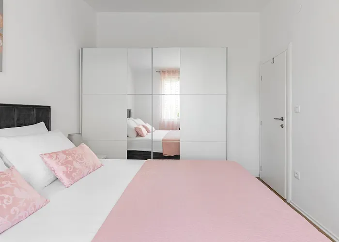 Tonina - House With Terrace, Jacuzzi, Free Parking