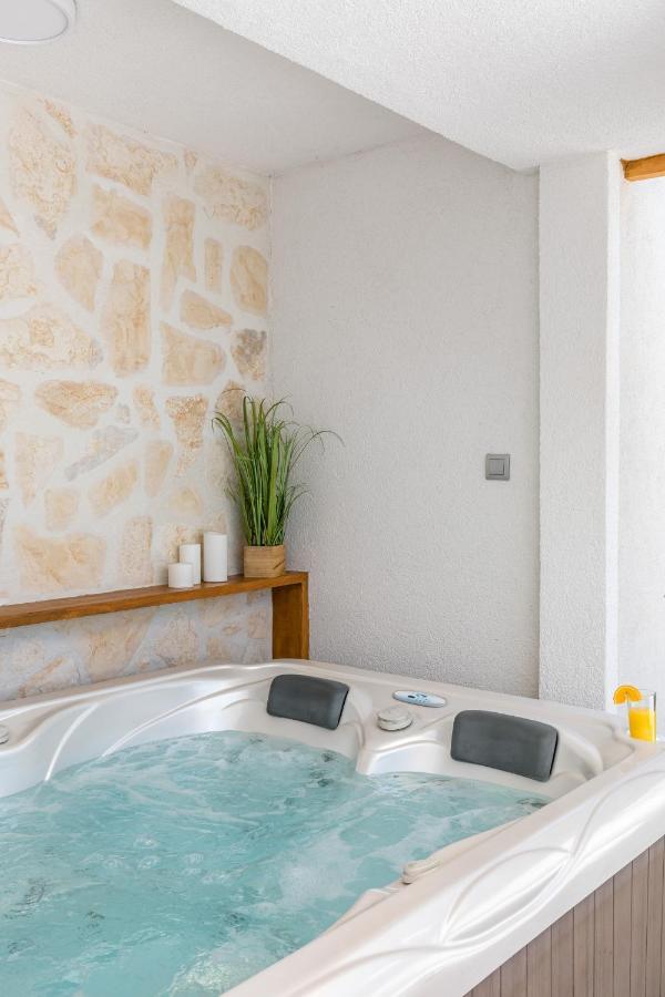 Tonina - House With Terrace, Jacuzzi, Free Parking *