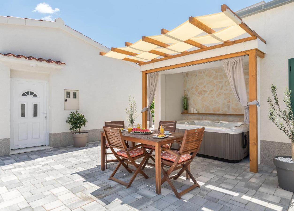 Apartment Tonina - House With Terrace, Jacuzzi, Free Parking *