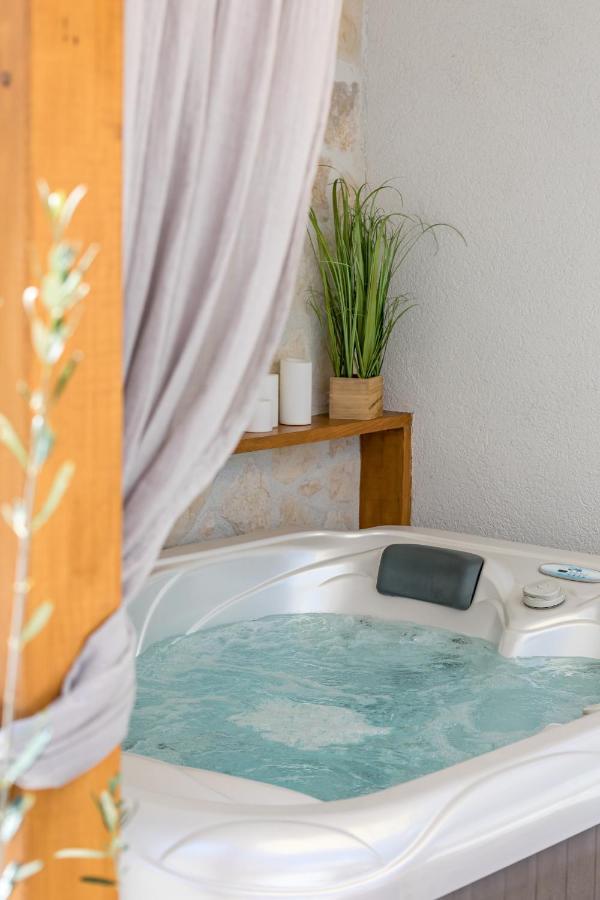 Tonina - House With Terrace, Jacuzzi, Free Parking