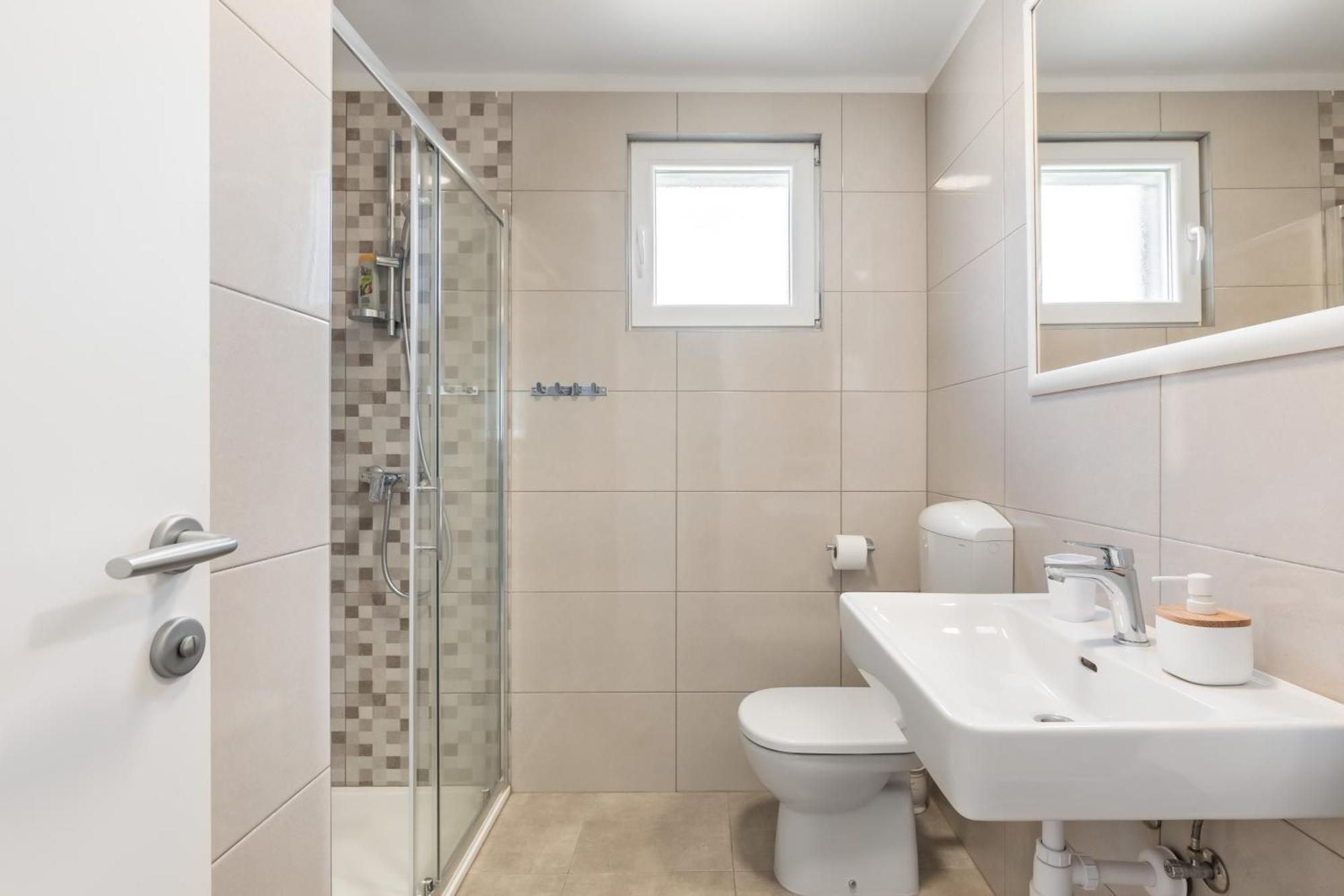 Tonina - House With Terrace, Jacuzzi, Free Parking Split