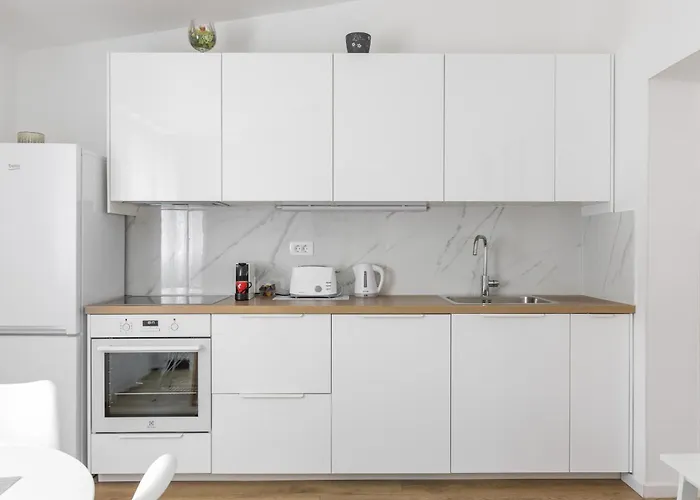Tonina - House With Terrace, Jacuzzi, Free Parking